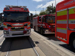 V Praze se srazila tramvaj s autobusem. Patnáct lidí je zraněných