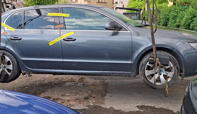 Muž se vydával za taxikáře, dívku odvezl z pražskému hřbitovu a znásilnil ji
