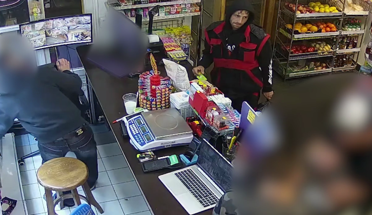 Muž si přivlastnil nalezenou peněženku, s kradenou kartou rovnou nakoupil cigarety