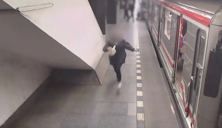 VIDEO: Žena spadla po srážce s mladíkem mezi vagony metra, pomohli cestující