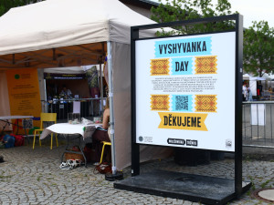 FOTO: Boršč, folklór a maskovací sítě. Holešovická tržnice ožívá ukrajinským Dnem vyšyvanky