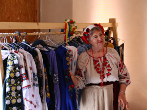 FOTO: Boršč, folklór a maskovací sítě. Holešovická tržnice ožívá ukrajinským Dnem vyšyvanky