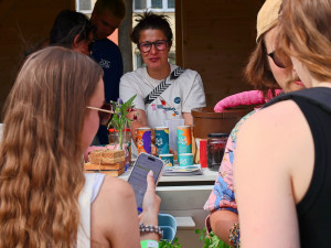 Moderní kompostéry i práce pro lidi se schizofrenií. Festival Pěstuj město ukázal, jak udržitelná řešení předbíhají současnou legislativu