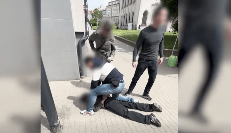 Policie dopadla dalšího kurýra podvodníků. Mladík měl převzít 300 tisíc korun