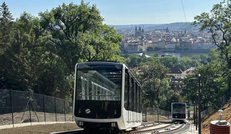 FOTO, VIDEO: Nové vozy lanovky jsou poprvé k vidění na trati na Petřín