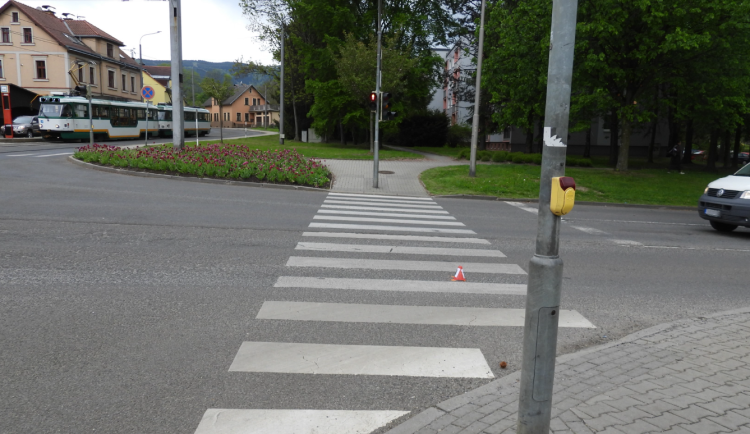 Na přechodu porazil dívenku, z místa pak odjel. Řidiče v tmavém kombi teď hledá liberecká policie