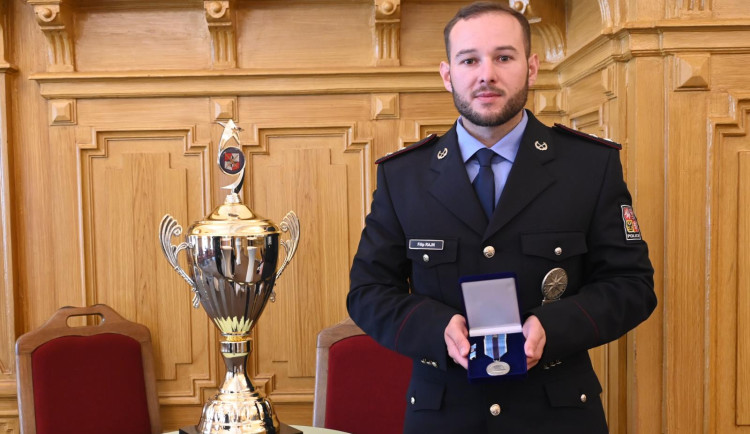 Okrskář roku je z Nového Města pod Smrkem. Bodovala i policistka, jež zabránila znásilnění dítěte