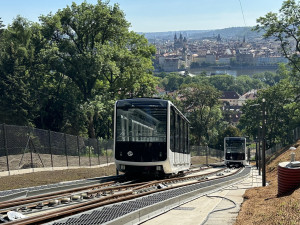 FOTO, VIDEO: Nové vozy lanovky jsou poprvé k vidění na trati na Petřín