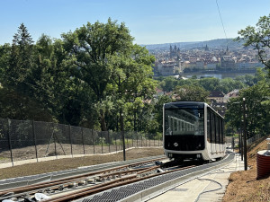 FOTO, VIDEO: Nové vozy lanovky jsou poprvé k vidění na trati na Petřín
