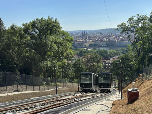 FOTO, VIDEO: Nové vozy lanovky jsou poprvé k vidění na trati na Petřín