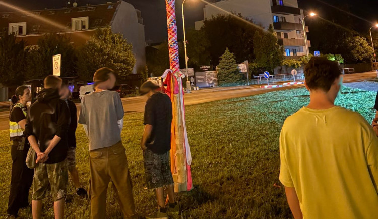 Parta mladých podřezala v Praze májku, můžete je to přijít draho