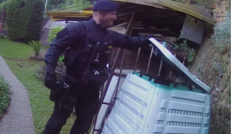 Nechtěla do vězení, a tak skočila do kompostéru. Ženu hledal kynolog i policejní dron
