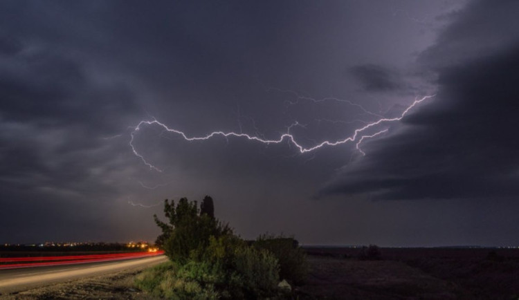 Prahu zasáhnou bouřky, podle meteorologů hrozí silný vítr a kroupy