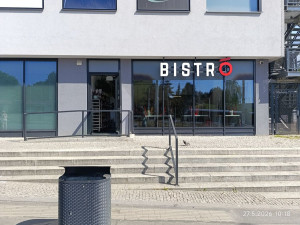 Myší trus i kouření v kuchyni. Bistro v Řepích museli zavřít inspektoři