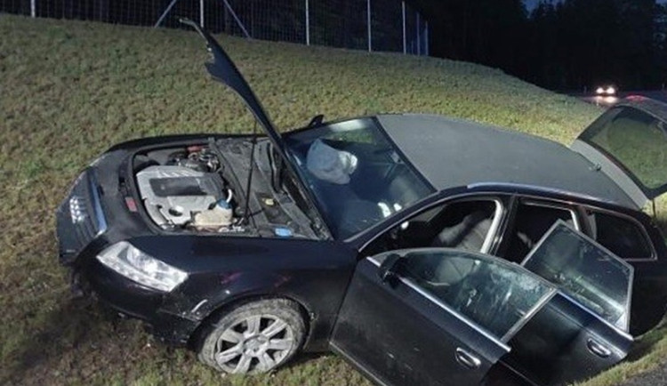 Audi projelo rovně kruhový objezd na dálničním přivaděči, řidič měl přes dvě promile