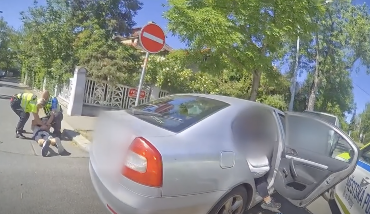 Taxikáře museli z auta vytáhnout strážníci.