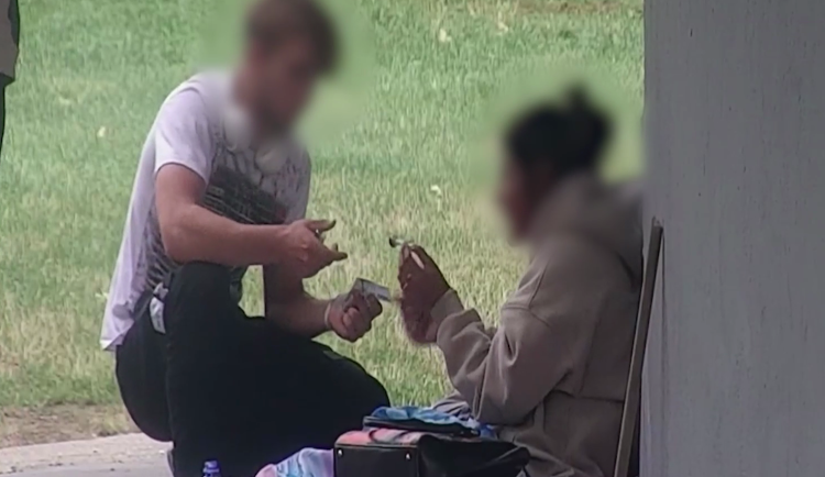 VIDEO: Tisíc zadržených dealerů. Speciální oddělení bojuje v Praze s drogami už 6 let