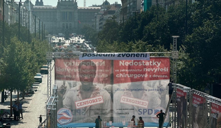 Plakáty byly i na Václavském náměstí.