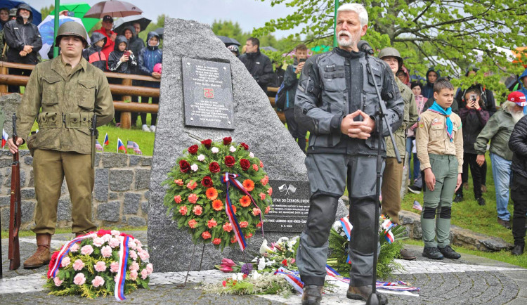 Krvavou bitvu si lidé připomenou u pomníku v zaniklé šumavské obci Zhůří
