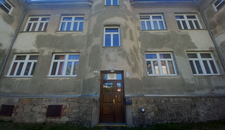 FOTO: Dostavba kolejí v Jihlavě se prodlužuje, studenti mohou zůstat na Brtnické