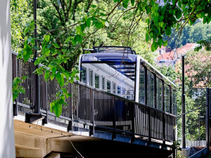 Proč nemají nové vozy lanovky na Petřín klimatizaci? Důvodem jsou váha a doba jízdy