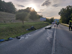 Kusy motorek se rozlétly do všech stran, policie zveřejnila snímky z děsivé nehody