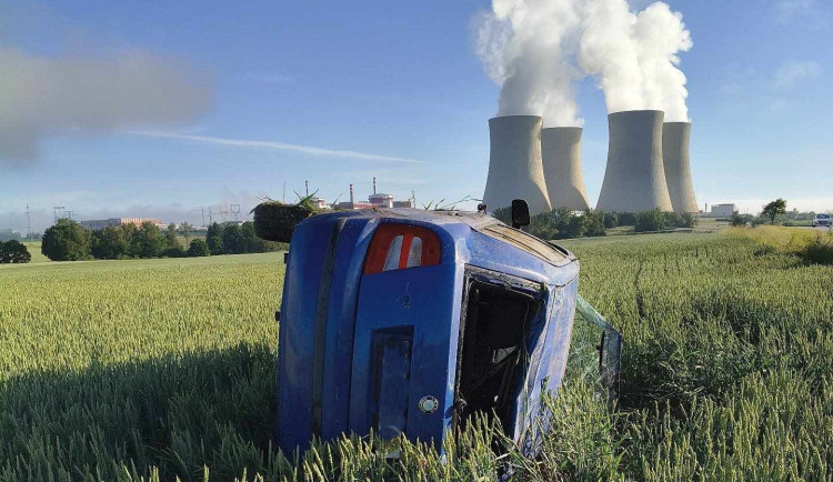 Mladý řidič nezvládl u Temelína řízení. Auto skončilo převrácené v poli