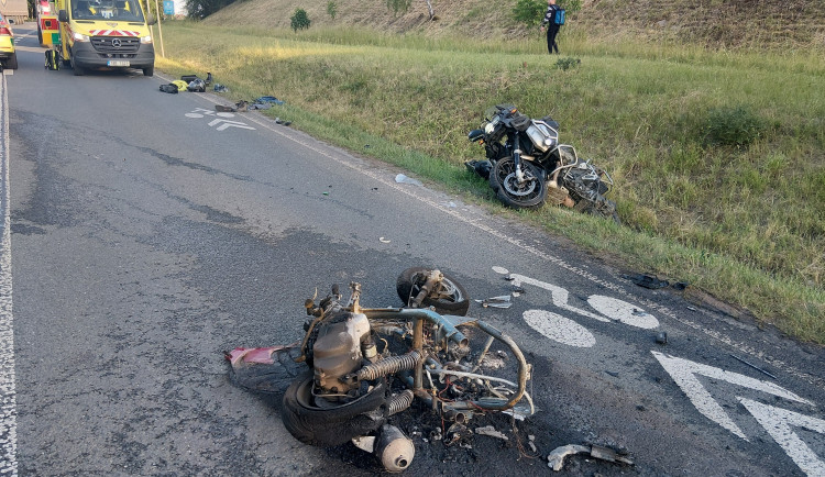 Kusy motorek se rozlétly do všech stran, policie zveřejnila snímky z děsivé nehody