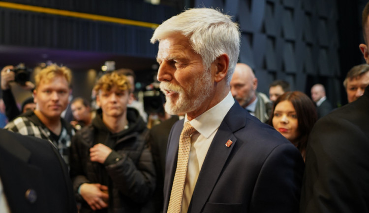 Pavel dorazí na vládu, ta chce ale o summitu NATO rozhodnout až za 14 dní