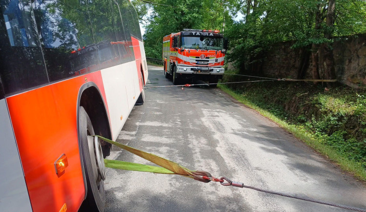 Autobus plný dětí havaroval na jižním Plzeňsku. Vozidlo skončilo mimo vozovku