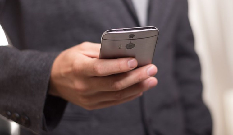 Ministerstvo dopravy varuje před podvodnými SMS vyzývajícími k platbě pokuty