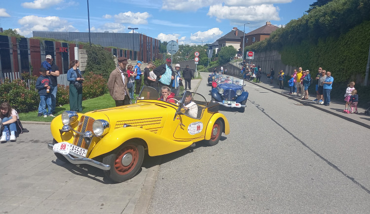 FOTO, VIDEO: Jihlavskem projel závod 1000 mil Československých. Přilákal davy lidí