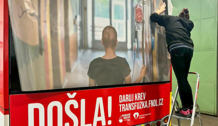 Prázdný vak na krev a dítě s rakovinou. Fakultní nemocnice spouští emotivní dárcovskou kampaň