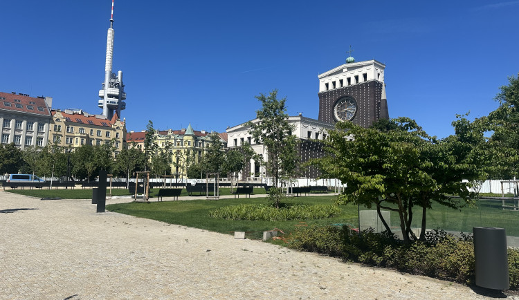 Přehřátá plocha bez zeleně? Na opravený Jiřák se snáší kritika, realita je ale jiná