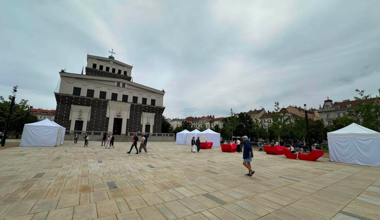 Přehřátá dlažba, bez zeleně, malé hřiště. Na opravený Jiřák se snáší kritika od klávesnic