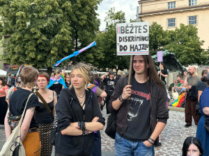 FOTO: Pražané se postavili za práva trans lidí, protest se snažili narušit provokatéři
