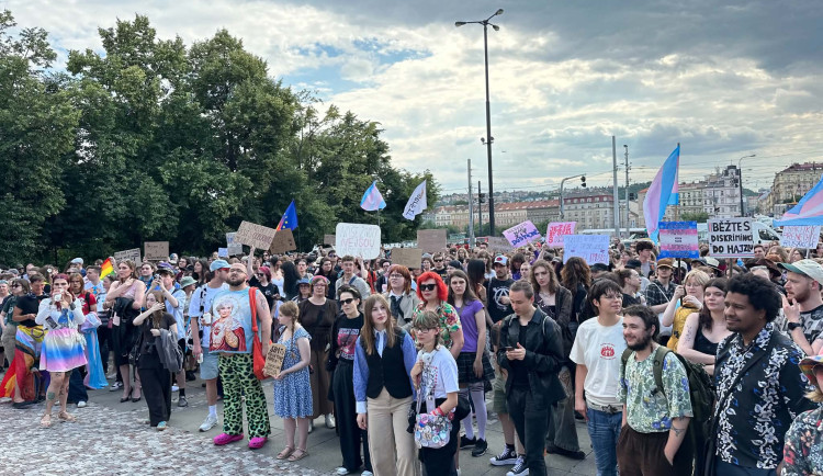 FOTO: Pražané se postavili za práva trans lidí, protest se snažili narušit provokatéři