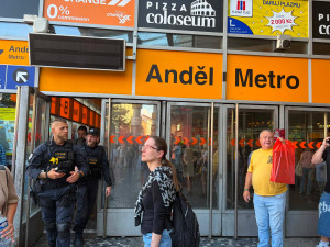 Ve stanici Anděl srazila souprava metra člověka, provoz je omezen