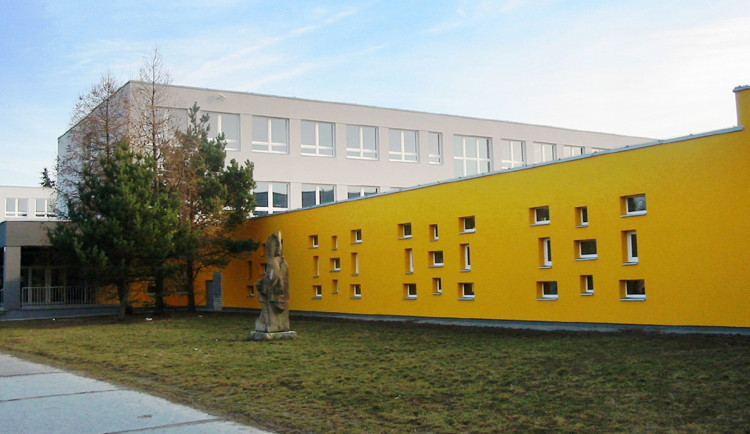 Praha 8 zavádí školní ulici. Od podzimu se k ZŠ Hovorčovická ráno nedostanou auta