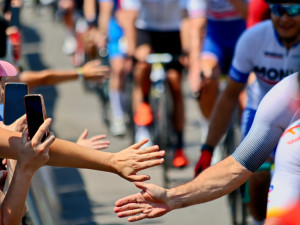 FOTO: Jako na Tour de France. Cyklonadšenci si v Praze zkusili slavný závod