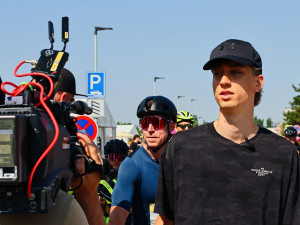 FOTO: Jako na Tour de France. Cyklonadšenci si v Praze zkusili slavný závod