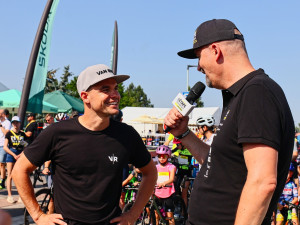 FOTO: Jako na Tour de France. Cyklonadšenci si v Praze zkusili slavný závod
