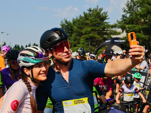 FOTO: Jako na Tour de France. Cyklonadšenci si v Praze zkusili slavný závod
