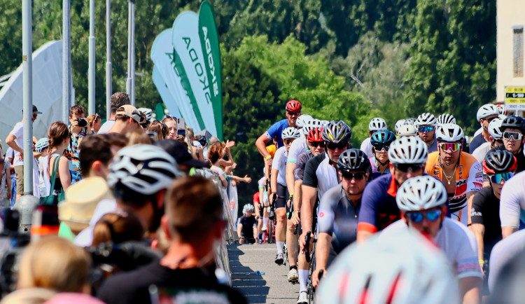 FOTO: Jako na Tour de France. Cyklonadšenci si v Praze zkusili slavný závod