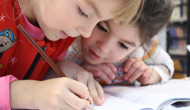 Státní peníze nestačí. Jihočeský kraj dá školám miliony na nepedagogické pracovníky