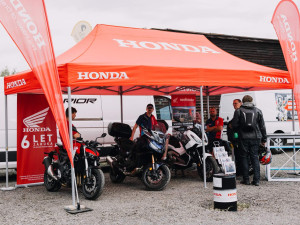 Motorkáři si ve Vysokém Mýtě vyzkoušejí to, co silnice nenabídne