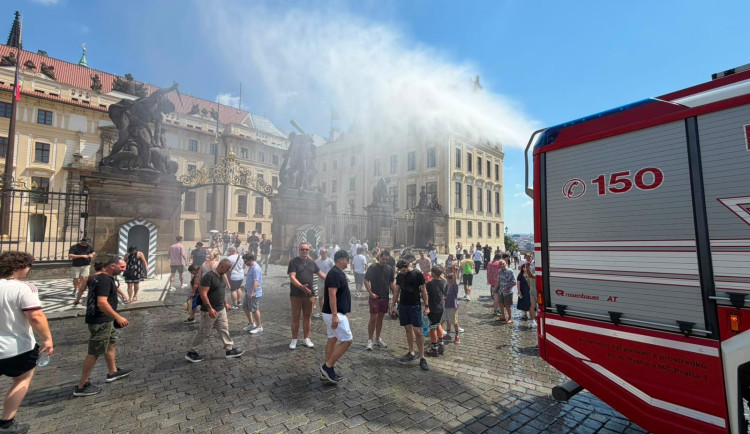 Hasiči jeli kropit i k Pražskému hradu.