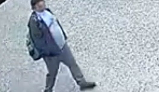 Krádeží batohu v Liberci vznikla škoda za 50 tisíc. Policie hledá muže z fotky