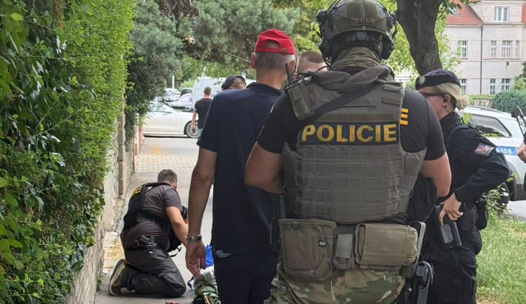 Policisté zadrželi hledaného ozbrojeného muže, dopadli ho ve Strašnicích