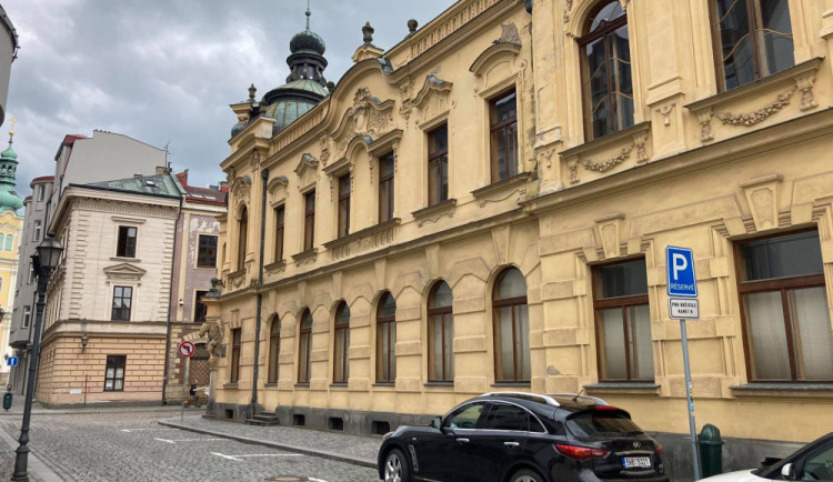 Hradec prodává památky v centru. Za knihovnu a palác chce přes 78 milionů